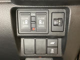両側電動スライドドアは運転席から操作ができるよう、操作スイッチが付いています。その横にはヘットライトリベライザーのスイッチがついています。道路状況や積荷の加重に応じてライトの高さを調節できます。