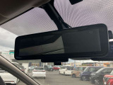 スマートルームミラー◆積載物などで、さえぎられがちなルームミラーの後方視界。車内状況に関わらず車両後方にあるカメラの映像をルームミラーに映し出します!もちろん夜や悪天降雨でもクリアな後方視界を確保!