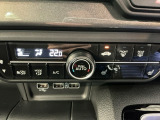 【オートエアコン】ボタン一つで理想の空間へ。季節を問わず、乗る人全員が心地よく過ごせる温度を自動で作り出します。いつでも安定した快適さを提供してくれる、ドライブの強い味方です。