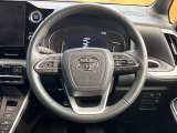 インテリアに合わせたデザインのステアリングは、運転される方のことも考え、運転しやすい形状、大きさです。是非一度、実際に触ってお確かめください。