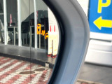 【ブラインドスポットモニター】走行中、ドアミラーの死角になりやすい箇所に後続車が接近するとサイドミラーのレンズに警告を表示!ドライバーに注意喚起をしてくれます。