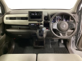 車内は光触媒抗菌消臭施工済です。インパネ周りはスタイリッシュなデザインです。グローブボックスやカップホルダーのほかにトレーなどたくさんの収納スペースが付いています。