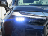 切れにくく明るいLEDヘッドライト装備!