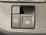 指先だけで簡単に操作が可能な電動パーキングブレーキを採用。「HOLD」スイッチを押すと、渋滞や信号待ちなどでブレーキペダルから足を離しても、ブレーキを保持するので安心です