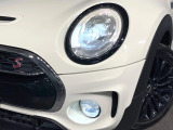 ●LEDヘッドライト:夜間走行時も良好な視界を確保し安心して運転できる高輝度LEDヘッドライトを装備!点灯速度が早く、消費電力も抑えられています。