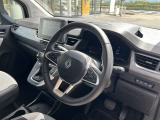 運転席はシンプルで飽きの来ないデザインです。
