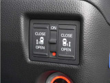 【両側電動スライドドア】ボタンを押すだけで両側のスライドドアの開閉が可能。もちろんキーからの操作も可能。お子様を抱いている時・両手いっぱいの荷物を持ってる時など非常に役立ちます。
