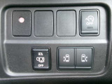 両側オートスライドドア付き車です。小さなお子様でもボタンひとつで楽々乗り降りができます。ハンズフリーオートスライドドア付きなので両手が塞がっていても片足でドアの開閉ができてとても便利です。