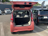 バックドアは大きく開きます。定員乗車時でも十分広いラゲッジスペースを確保しています