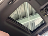 【サンルーフ】開放感たっぷりの希少装備、サンルーフが装着されています!車内に明かりを取り入れたり景色を楽しむ以外にも、車内の空気も簡単に換気できて快適です!