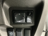 狭い駐車場で便利な電動格納ドアミラーが付いています。