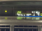 視認性に優れたメーターを採用しており、走行中でも車速や情報が分かりやすく表示されます。運転時の視線移動をむりのない範囲に抑え、快適で安心感のあるドライブをサポートします。