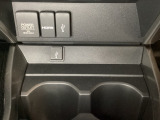 アクセサリーソケットはUSBのアダプターなどをつければ、スマホの充電にも使えます。横にはナビゲーション用の外部入力可能なUSB端子やHDMI端子がついており、周辺には物が置けるボックスがついています。