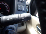 オートライト機能が装備されており暗い場所に入ると車両が検知しライトのON・OFFを自動的に切り替えてくれますので非常に便利な装備です♪