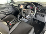 車に乗り込む際に見える景色です。分かりにくいかもしれませんが、ナビがちょっと運転席側に傾いており、走行中に視線を正面から離れない様に考えてデザインしております。