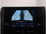 バックモニター付き。駐車の際のサポートとなり、必須アイテムのひとつですよね。それでも、バックする際は必ずご自身の目で確認をしてください。パノラミックビューで上から見下ろした視点でも確認できます!