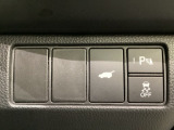 ハンドルの右側にHondaセンシング用のVSA解除スイッチとパワーテールゲートスイッチがついています。パワーテールゲートスイッチは車内からでもテールゲートの開け閉めを電動でできます。