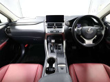 上質で落ち着いた印象のインパネ。視界も広々で運転しやすいです。