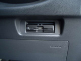 運転席の右下にETCがビルトインされています。高速道路では便利ですね!