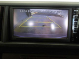 バックモニター付きで慣れない駐車場や車庫入れをサポートします。