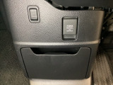 アクセサリーソケットはUSBのアダプターなどをつければ、スマホの充電にも使えます。周辺には物が置けるボックスがついています。
