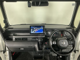 【前方視界】開放的な前方視界!運転がしやすく疲れにくいです♪窓が大きく、見通しがとっても良いおクルマですよ♪