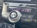 【オートエアコン】一度お好みの温度に設定すれば、車内の温度を検知し風量や温度を自動で調整。暑い&hellip;寒い&hellip;と何度もスイッチ操作をする必要はありません。快適な車内空間には必須の機能ですね♪