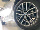 BMWの純正アロイホイールは軽量かつ強度にも優れているホイールで走行性能を引き上げる設計になっております。足元にもBMWは妥協がなくこだわっている個所になります。