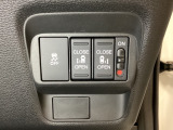 リアドアは乗り降りに便利な両側電動スライドドアです。また運転席に座っていながらスイッチ操作で自在にスライドドアを開け閉めできます。またHondaセンシング用のVSA解除スイッチも横に装備しています。