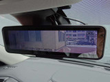 スマートルームミラーです。多人数乗車時やお荷物の多い時でも カメラで後部を映し出します。