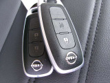【 インテリジェントキー 】 キーを持っていればエンジン始動でき、ドアノブのボタンで車の鍵の開錠と施錠もできます。キーを取り出す手間がなくなります。
