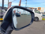 【ブラインドスポットモニター】車のドアミラーなどの死角になりやすい斜め後方の車両をセンサーで検知し、ドライバーに知らせる安全運転支援システムになります!