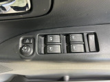 【電動格納ミラー】サイドミラーは電動格納式となっており、狭い駐車場でもキズがつくリスクを抑えられます。