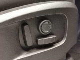 【電動シート】シートポジションは電動にて微調節が可能になります。