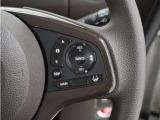 ◆アダプティブクルーズコントロール◆予め設定した車速内でクルマが自動的に加減速。前走車との適切な車間距離を維持しながら追従走行します。【LKAS】車線維持支援システムでステアリング操作を支援。