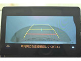 バックガイドモニター(バックモニター)付き。車両後方の映像をナビ画面に表示し、駐車などの後退操作をサポートします。