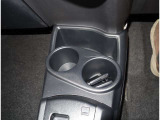 運転席・助手席のカップホルダーになります。