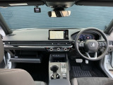 運転席周りです。カップホルダーや小物の収納などは必須ですよね!!使い勝手の良いつくりになっております!!