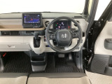 【前方視界】開放的な前方視界!運転がしやすく疲れにくいです♪窓が大きく、見通しがとっても良いおクルマですよ♪
