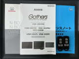 スマートキーは鍵をバッグに入れたままでもドアロックの開閉やエンジンのON・OFFができます。夜間や雨の日も鍵を探さなくて良いので便利です。