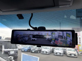 【デジタルルームミラー】車両後方カメラの映像をルームミラーに映すことが出来ます。 そのため、後席に人や荷物があって後方が見えづらい場合でもしっかり視界を確保することが出来ます。