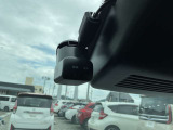 前後同時録画タイプの日産純正ドライブレコーダを装備。フルハイビジョン録画対応で高精細な映像を記録できます。