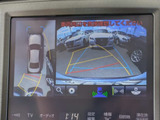パノラミックビューモニターを装備!上から車両を見下ろしたような映像をナビ画面に表示できます。車両前後左右に搭載した4つのカメラ映像を継ぎ目なく合成!目視では見えない部分もリアルタイムで見れます。
