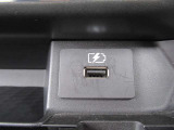 運転席そばにUSBソケットがあります♪♪ここでスマホの充電できちゃいます♪♪