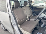 運転席まわりには十分なスペースがあり、大柄な方でもゆったり運転していただける環境です。