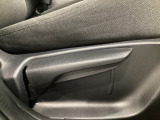 運転席にはドライバーの体型や好みに応じて前後方向だけでなく、高さの調整ができるシートリフターを装備!