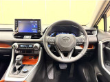 上質で落ち着いた印象のインパネ周りです。各操作スイッチ類も使いやすいよう配置されています。