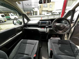 インパネ廻りの写真です。フロアーCVTですので、運転がしやすいです。純正HDDナビ付きですので、ドライブやご旅行にとても便利です。