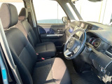 運転席まわりには十分なスペースがあり、大柄な方でもゆったり運転していただける環境です。