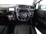 革巻きステアリングで快適な操作性の運転席です。